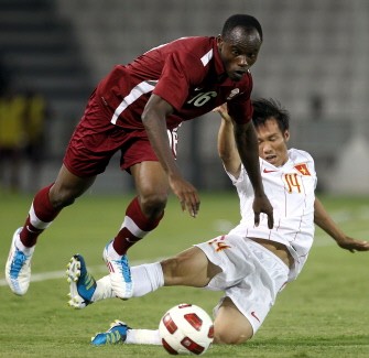 AFP - Vietnam's Le Tan Tai (R) challenges Qatar's Mohammed Razaq during their 2014 World Cup Asian zone qualifying football match in Doha on July 23, 2011. AFP - Vietnam's Le Tan Tai (R) challenges Qatar's Mohammed Razaq during their 2014 World Cup Asian zone qualifying football match in Doha on July 23, 2011.